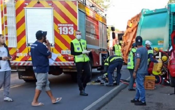 Jovem morre em colisão entre carro e caminhão na BR-282