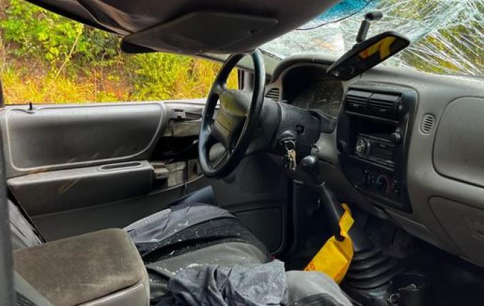 Camionete sai da pista e capota na BR 282, entre SMO e Maravilha