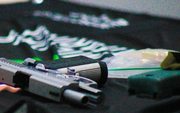 Mulher é vítima de ameaça em boate e autor é preso por porte irregular de arma de fogo