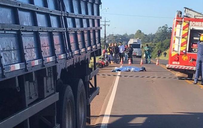 VÍDEO: Motociclista morre após colisão com caminhão na SC-163