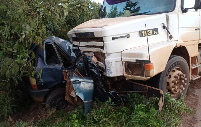 Duas pessoas morrem em colisão frontal entre carro e caminhão na BR-163 em São José do Cedro