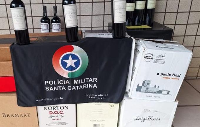 PM apreende carro com 117 garrafas de vinho argentino em Dionísio Cerqueira