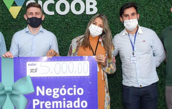 Com R$ 3,20 por mês associada do Sicoob São Miguel recebe prêmio de R$ 5 mil