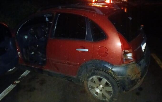 Saída de pista seguida de colisão em barranco deixa condutor ferido na SC-163