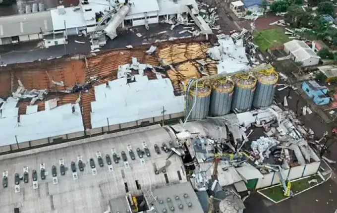Microexplosão atinge 15 mil pessoas no RS; SC tem cidades em alerta máximo