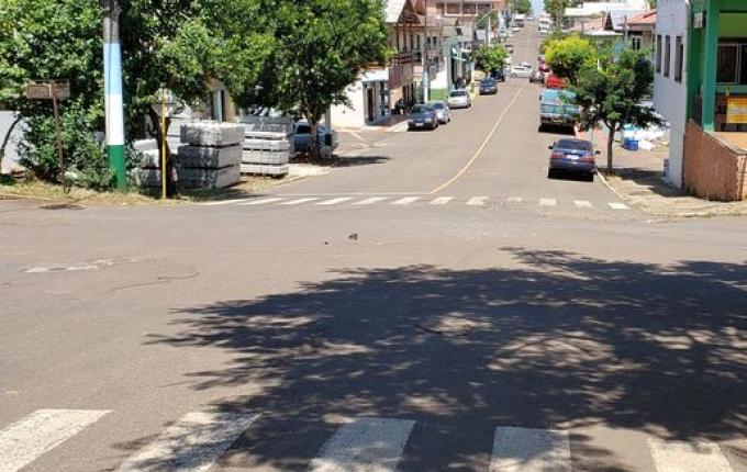 Colisão envolve dois veículos em cruzamento de ruas de Iporã do Oeste