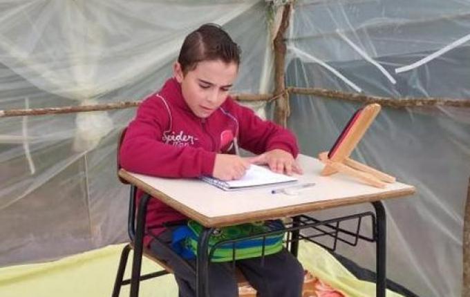 Sem internet em casa, família constrói tenda na lavoura para filho estudar on-line