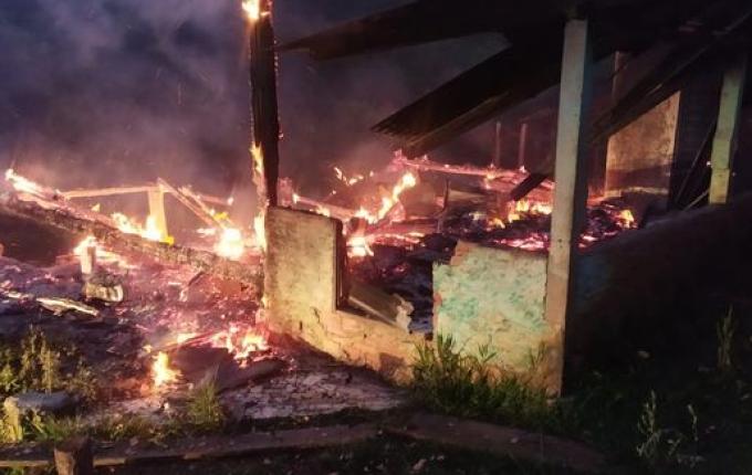 Casa é totalmente destruída em incêndio no interior