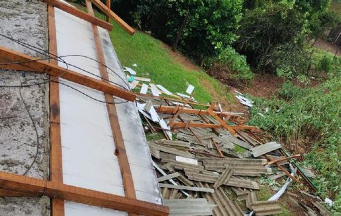 Temporal destelha casas e galpões no interior de Bandeirante