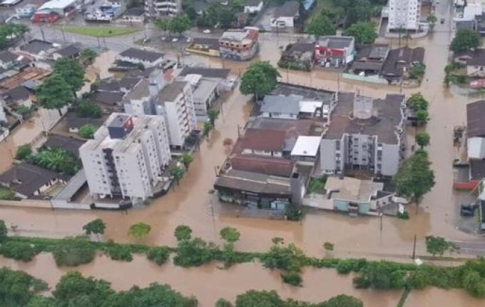 Chuva em SC já atingiu mais de 1,3 mil pessoas e Estado segue em alerta
