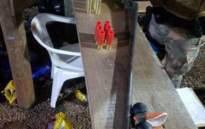 Operação conjunta fecha rinha de galo em propriedade rural de Bandeirante