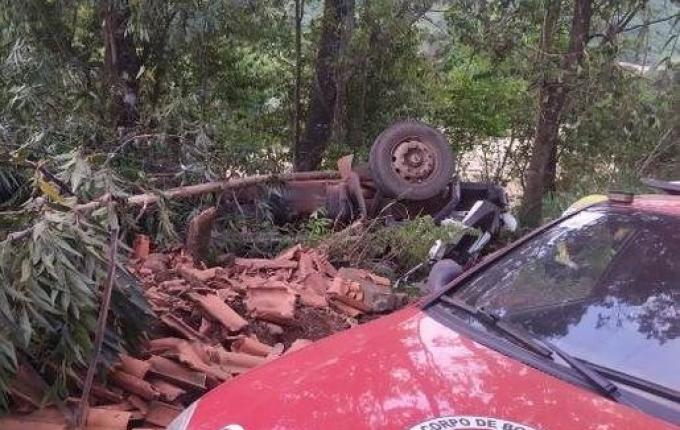 Caminhão tomba e deixa duas pessoas mortas no interior
