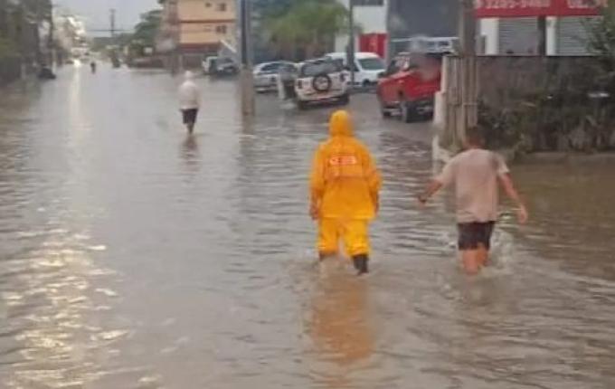 Previsão mantém SC em alerta máximo para chuva e volumes podem passar os 200 milímetros