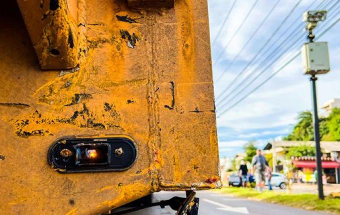 Colisão frontal deixa mulher ferida na Willy Barth: vídeo