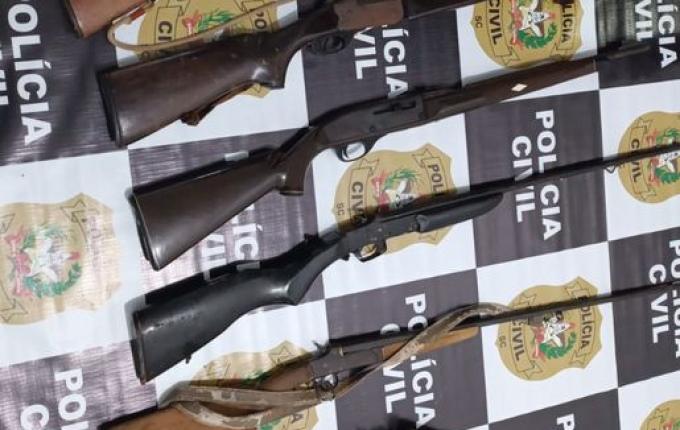 Armas de fogo são apreendidas e homem é preso em flagrante no Oeste