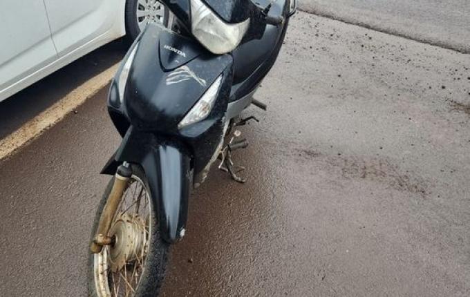 Mulher sofre ferimentos graves em colisão entre carro e moto em Itapiranga