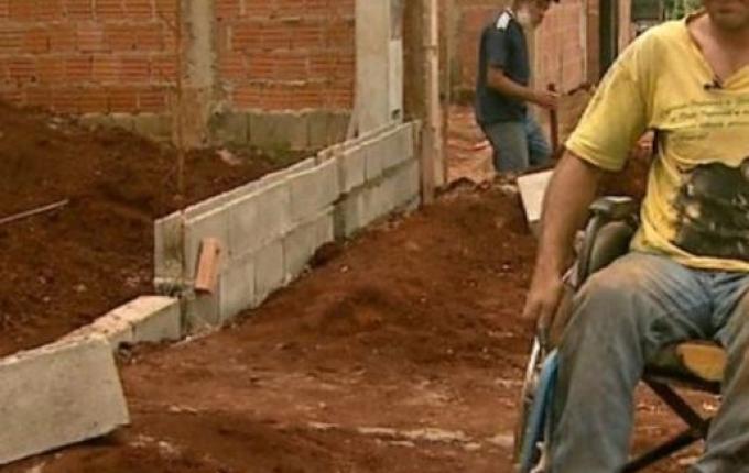 Cadeirante sustenta família com serviço de pedreiro