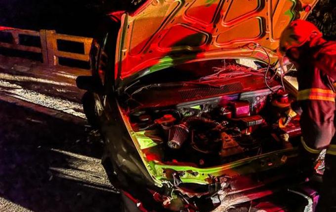 Saída de pista seguida de colisão em ponte mobiliza bombeiros na BR-282; vídeo