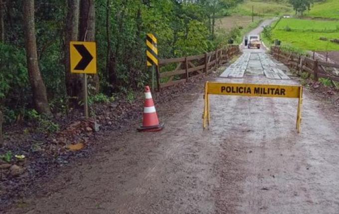 Ponte de madeira, na SC 283, na comunidade de Chapéu é interditada