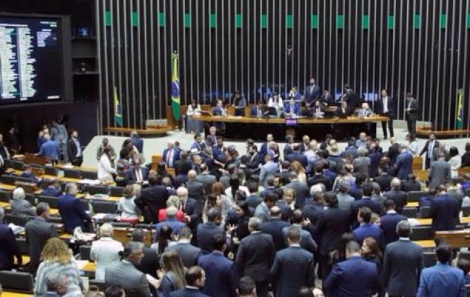 Senado discute liberação de orientação partidária em votação sobre mais vagas na Câmara