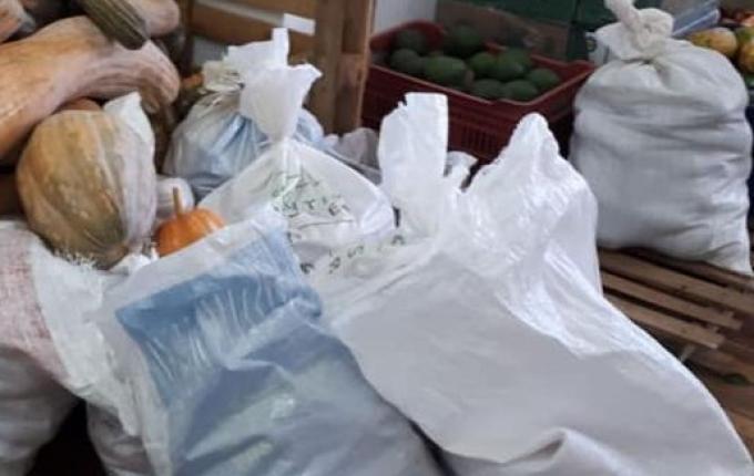 Secretaria de Educação entrega kits emergenciais de alimentação escolar