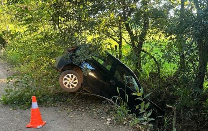 Saída de pista deixa duas mulheres feridas em Dionísio Cerqueira