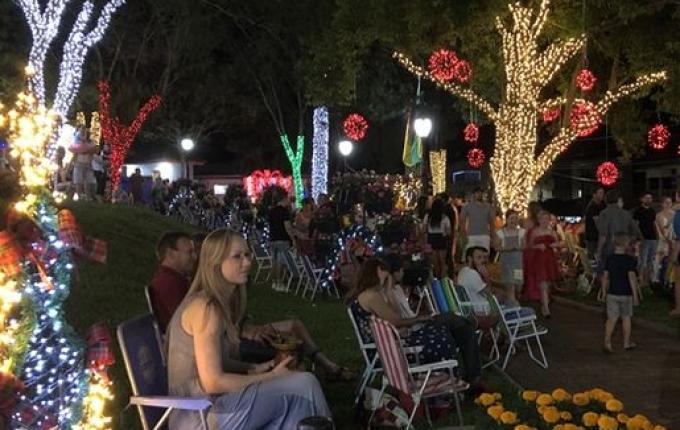 Grande público acompanha o acionamento das luzes de Natal na praça de São João do Oeste