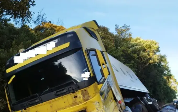 Carreta de Mondaí se envolve em acidente com morte na BR-282