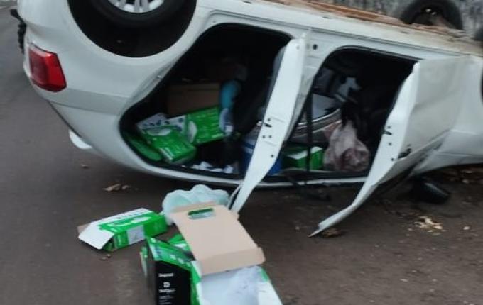 Condutor perde controle e capota veículo no centro de Campo Erê