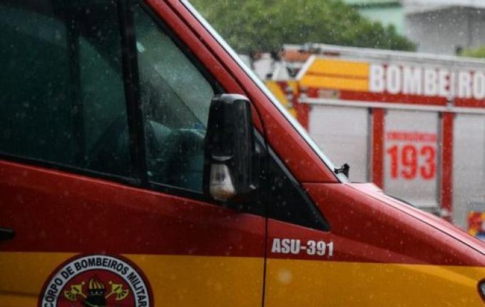 Homem fica ferido após trator capotar no interior de SMO