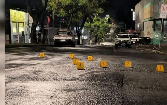 Homem atira contra jovem e morre ao ser baleado pela polícia em Chapecó