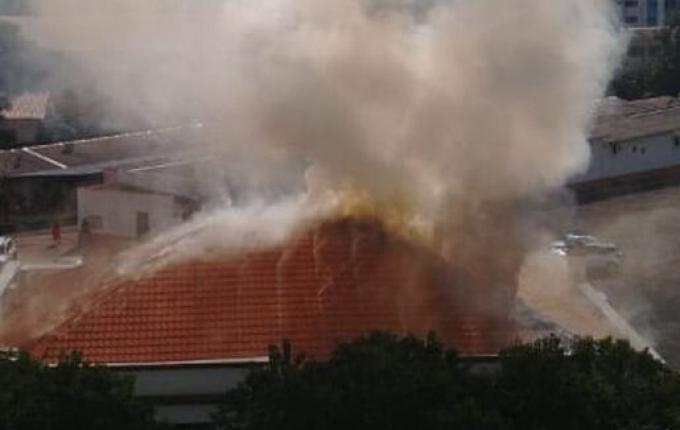 Incêndio no Centro Paroquial cria nuvem de fumaça de Chapecó