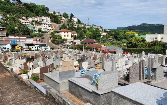 Dia de Finados leva grande número de pessoas aos cemitérios em Itapiranga