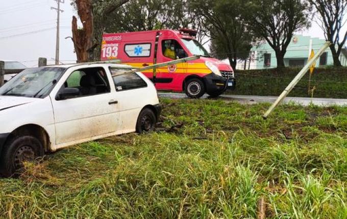 Saída de pista na SC-161 em Anchieta envolve dois veículos