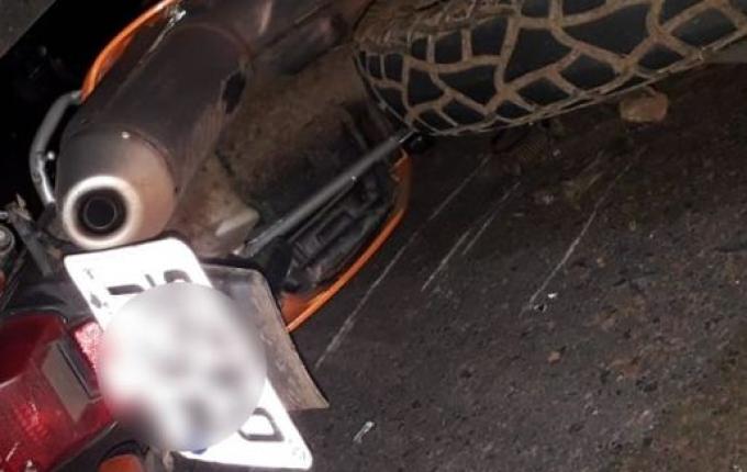 Jovem morre em acidente em moto e caminhão na BR-282