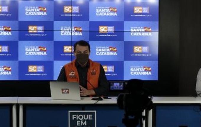 Governo torna obrigatório o uso de máscara por funcionários que atendem ao público