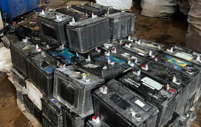 PF prende quatro e intercepta dois caminhões com chumbo em Dionísio Cerqueira