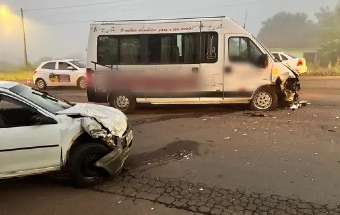 Acidente entre van e carro deixa dois feridos na BR-163 em São Miguel do Oeste