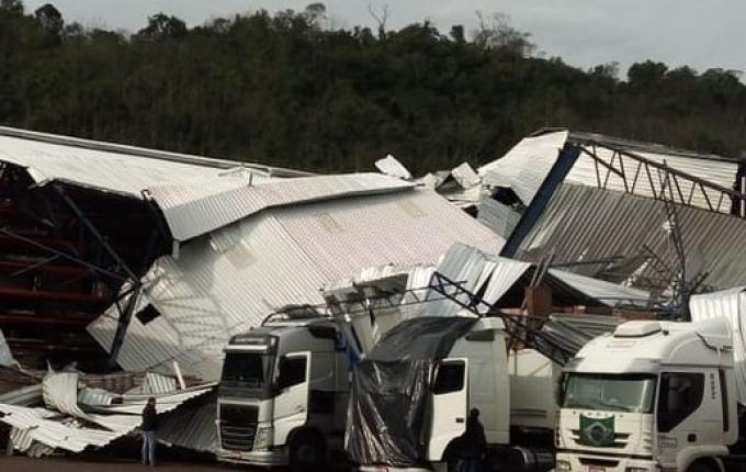 Vídeo: Temporal causa vários estragos em empresas e residências de Mondaí