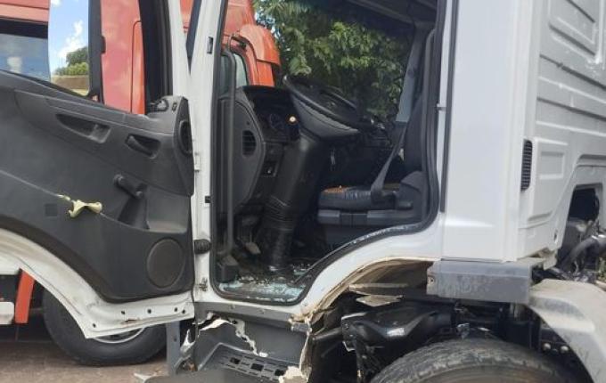 Mulher sofre ferimentos graves em acidente entre moto e caminhão em Itapiranga