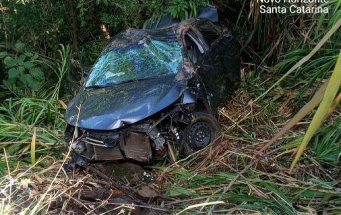 Saída de pista deixa três pessoas feridas na SC-157
