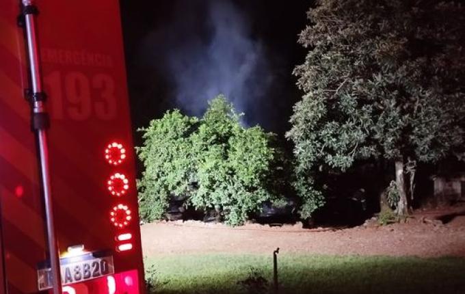 Galpão pega fogo e mobiliza bombeiros no interior de Iraceminha