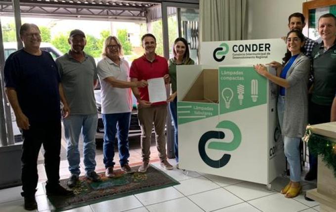 Guarujá do Sul recebe do Conder unidade coletora de lâmpadas