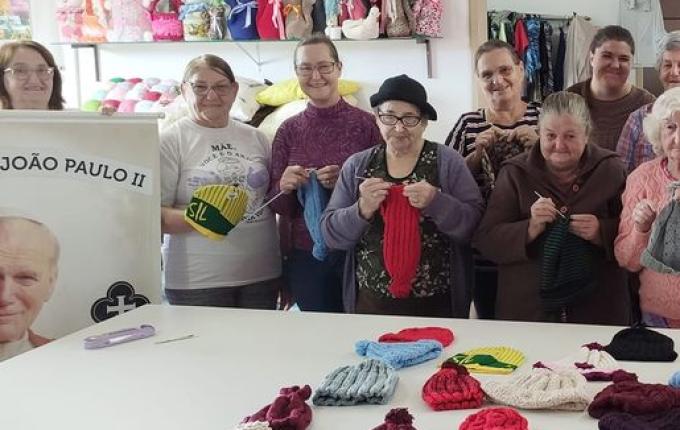 Grupo de senhoras confecciona toucas para pacientes com câncer