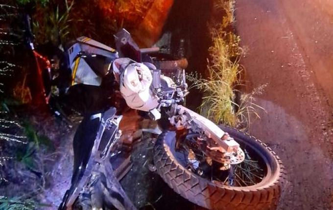 Saída de pista e choque contra barranco deixa jovem ferido na SC-305