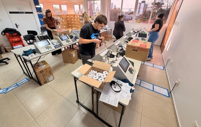 Justiça Eleitoral inicia preparação técnica de 164 urnas eletrônicas para as eleições