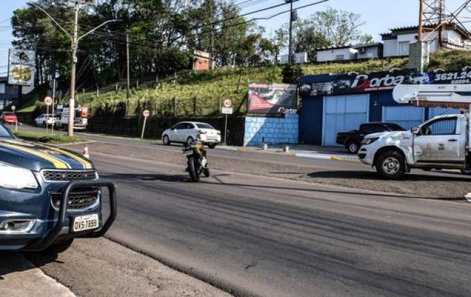 Colisão envolvendo veículo da Celesc deixa casal ferido em SMO