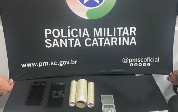 Cão farejador ajuda PM a encontrar drogas e homem é preso por tráfico em SMO