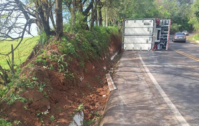 Tombamento de caminhão mata condutor na SC-157