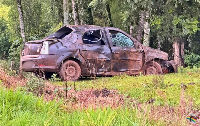 Saída de pista seguida de capotamento deixa dois homens feridos na SC-163